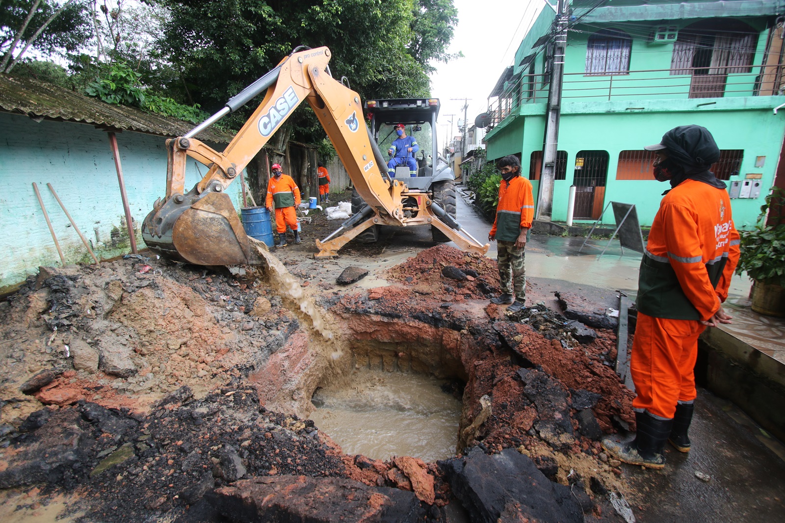 Ligações clandestinas de esgoto causam 90% dos rompimentos de tubulações em Manaus