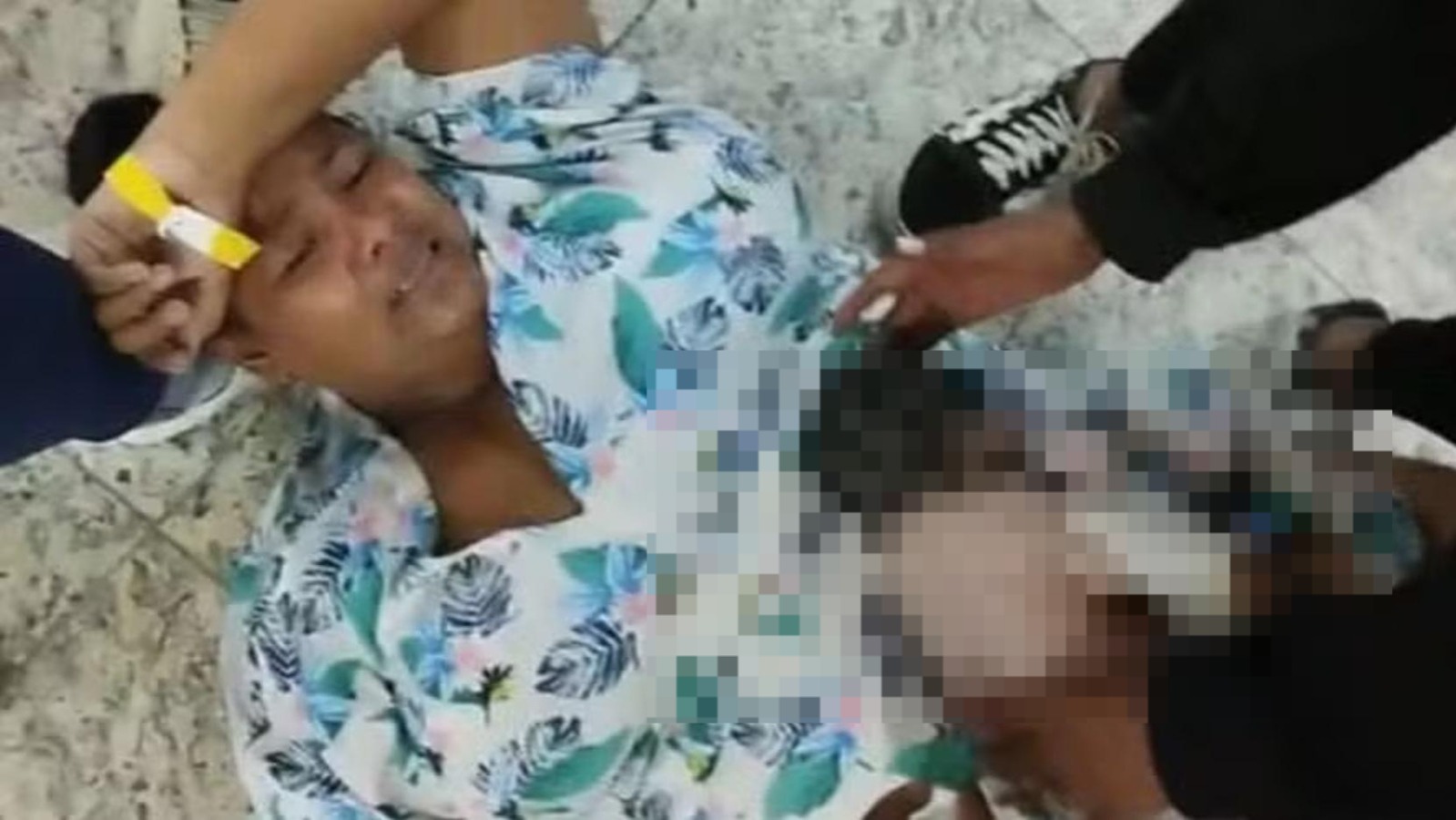 Grávida dá à luz no chão de hospital após atendimento negado; médica é demitida