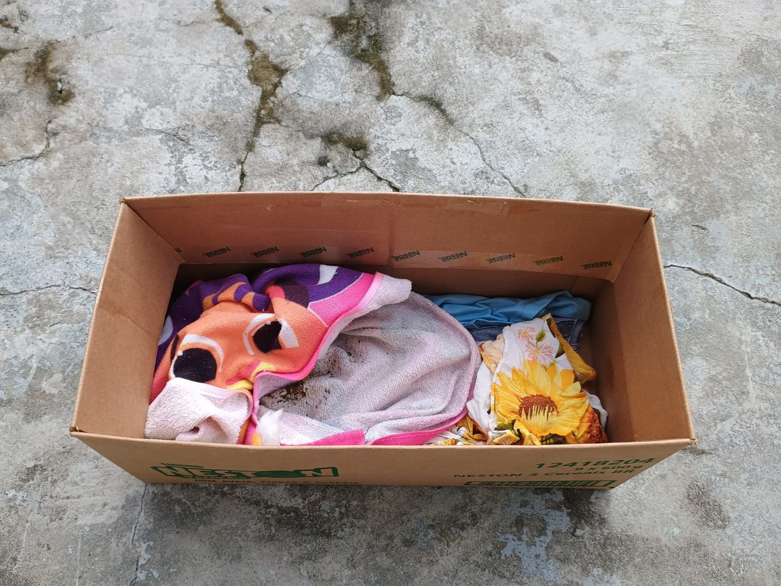 Sujo de sangue e fezes, recém-nascido é abandonado na porta de casa no Cidade de Deus