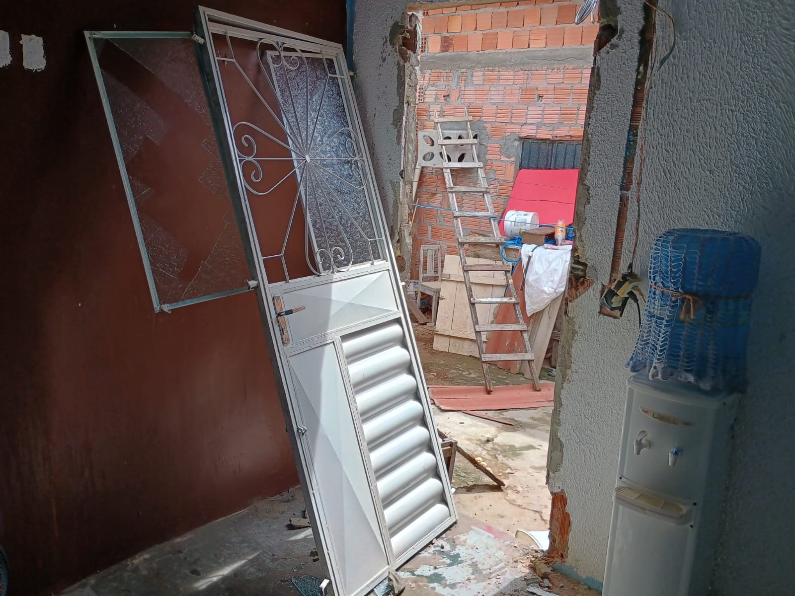 Homem é esfaqueado por concunhado durante briga por banheiro no Jorge Teixeira