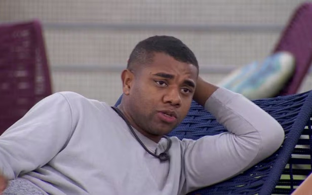 Davi diz que não consegue interagir com rivais e justifica: 'soldado ferido'