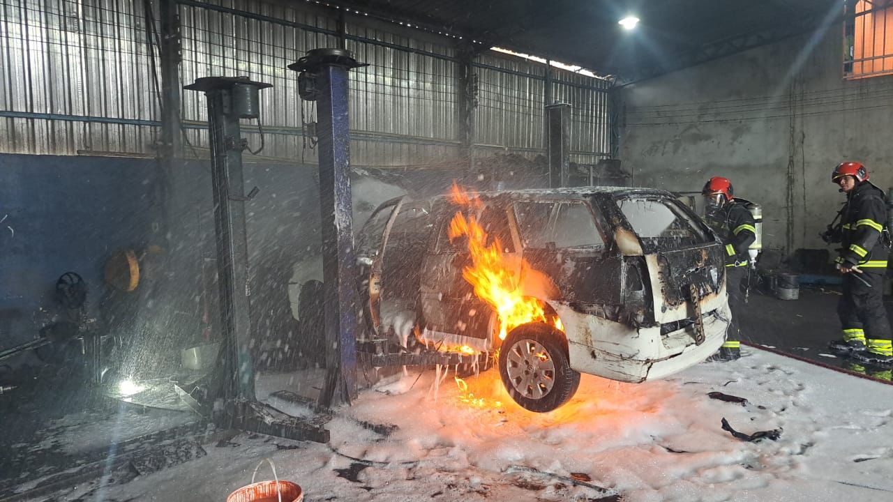 Carro é tomado por fogo dentro de oficina no Colônia Santo Antônio