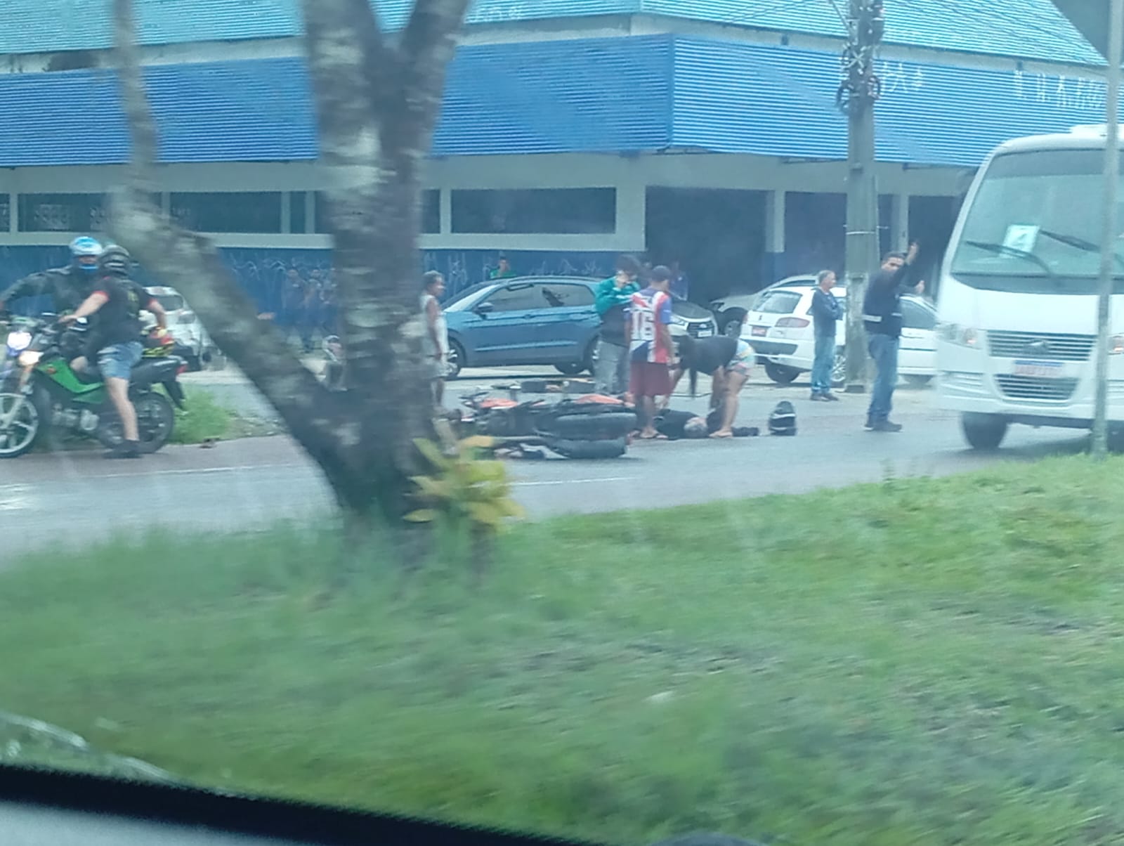 Motociclista fica ferido em acidente durante chuva no Colônia Terra Nova