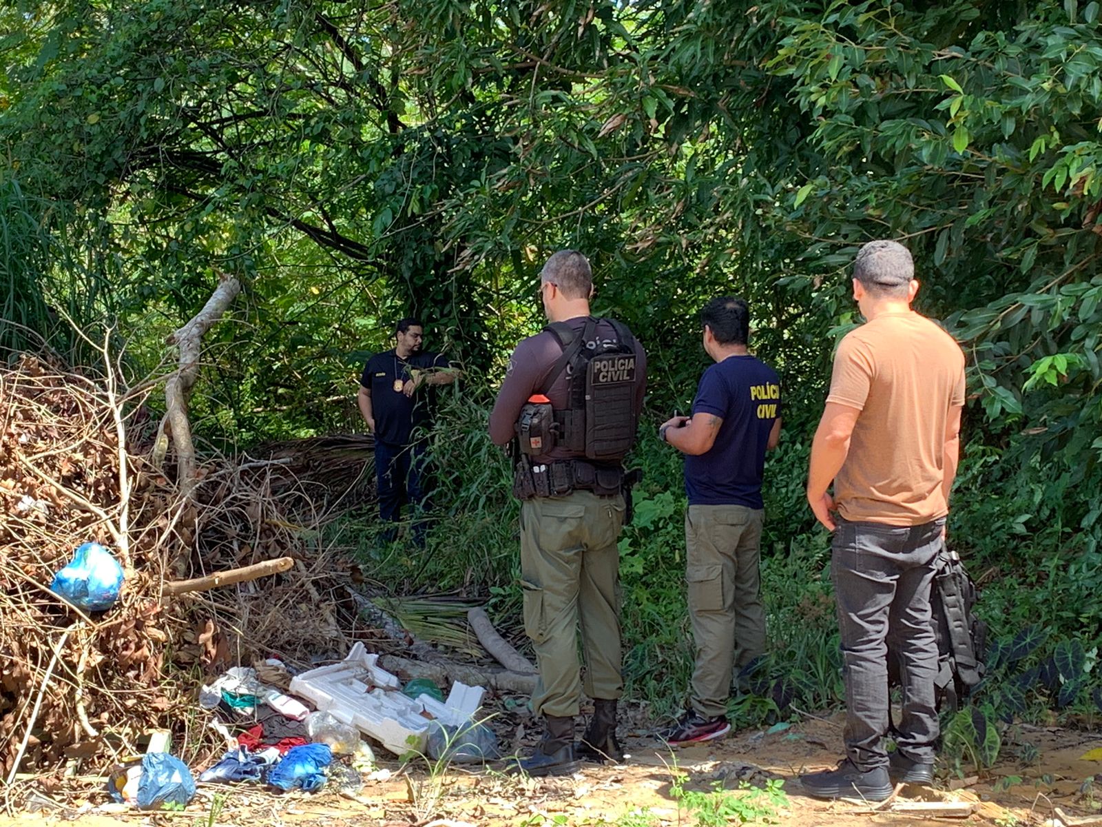 Com tiros no pescoço, homem é encontrado morto em matagal no Jorge Teixeira