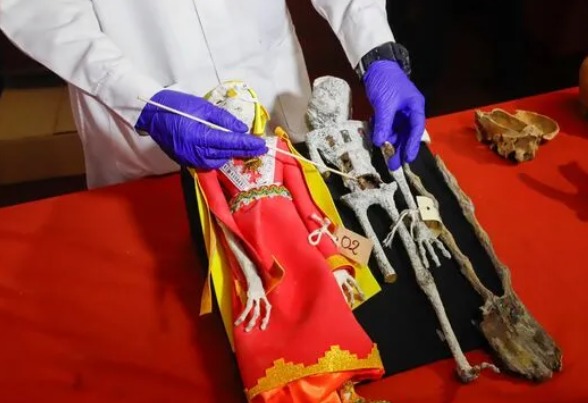 Cientistas americanos retomam investigações de 'múmias extraterrestres' encontradas no Peru