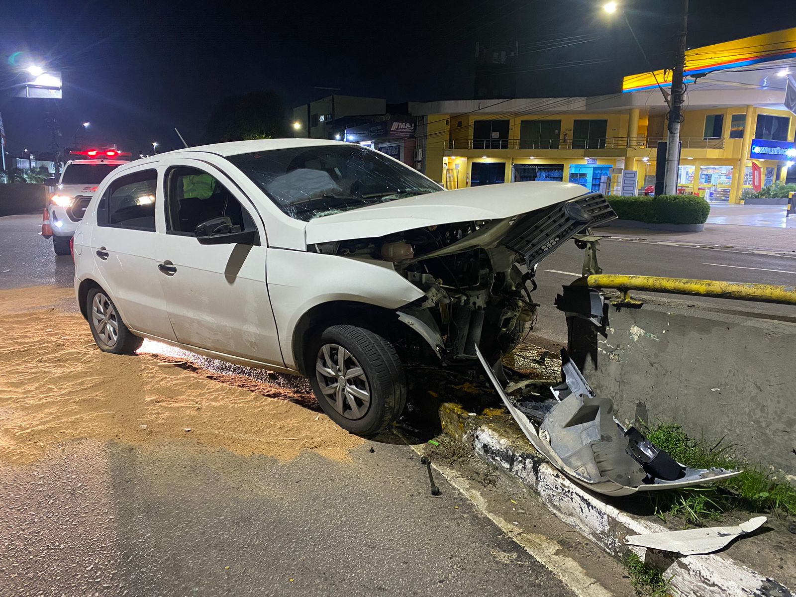 Motorista fica ferido ao dormir na direção e colidir com mureta na Av. Mário Ypiranga