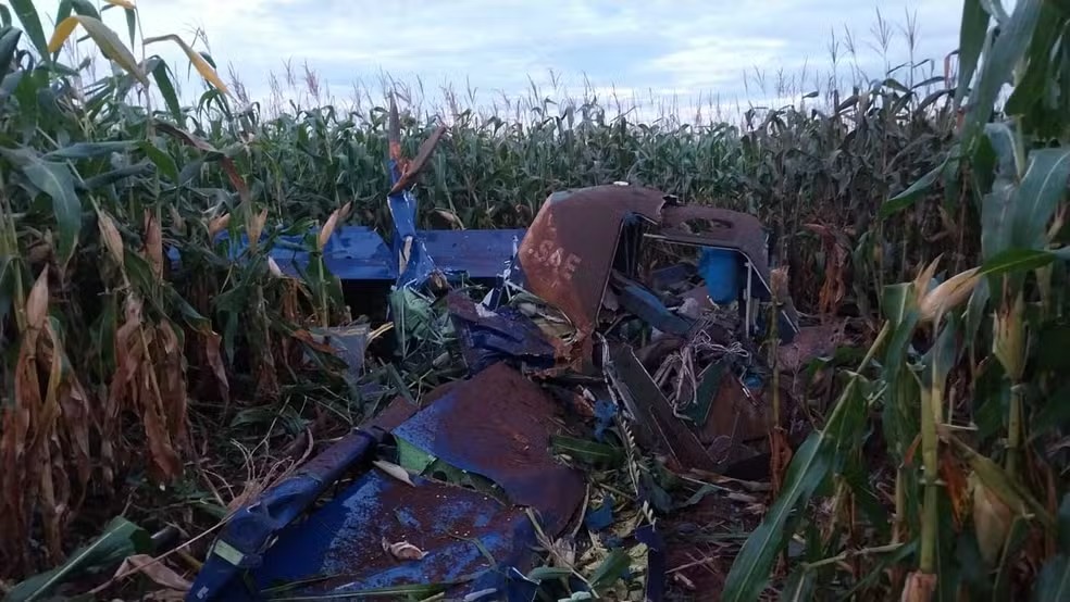 Avião cai em fazenda e piloto morre preso a destroços