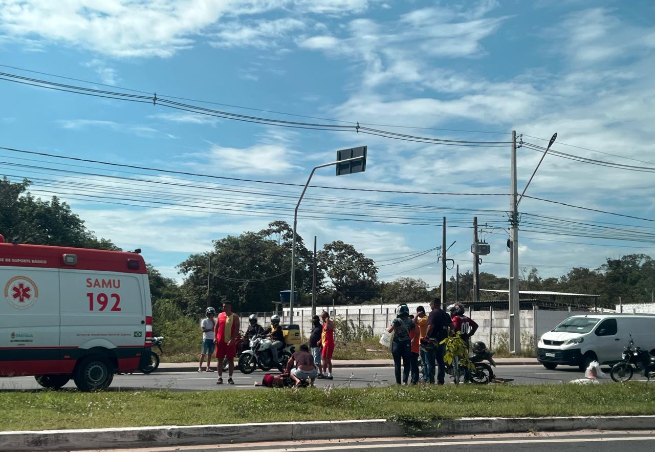 Homem é atropelado por picape ao tentar atravessar Avenida do Turismo