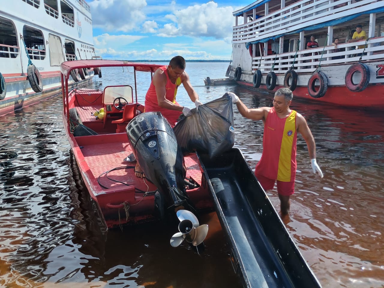 Homem morre após se desequilibrar em balsa e cair em rio no Porto de Manaus