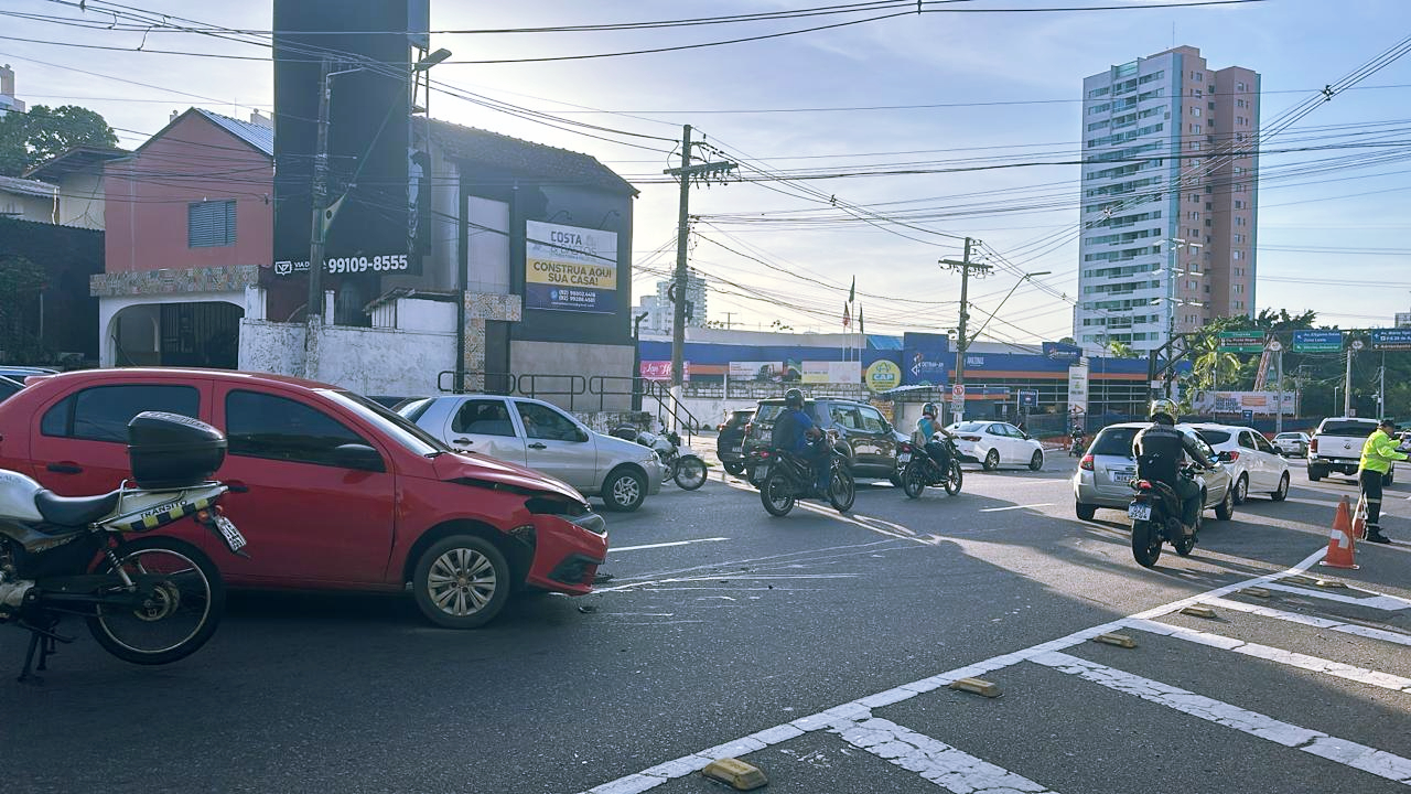 Acidente com mulher ferida causa congestionamento quilométrico na Av. Mário Ypiranga