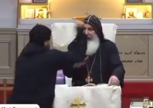 Bispo é esfaqueado durante transmissão de missa ao vivo