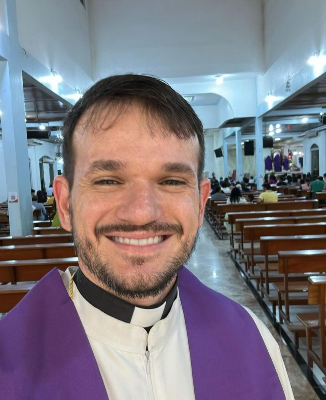 Padre Patrick Fernandes apresenta 'Fora da Caixinha' em Manaus