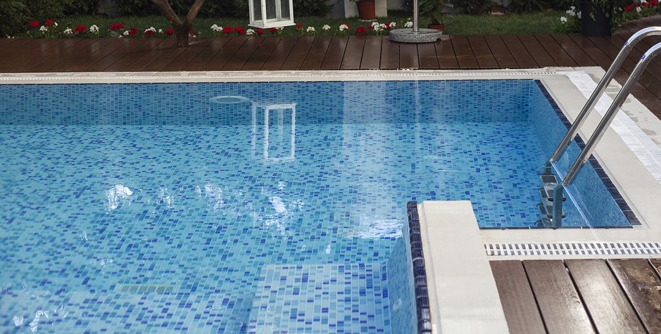 Mulher morre afogada em piscina durante festa do próprio casamento