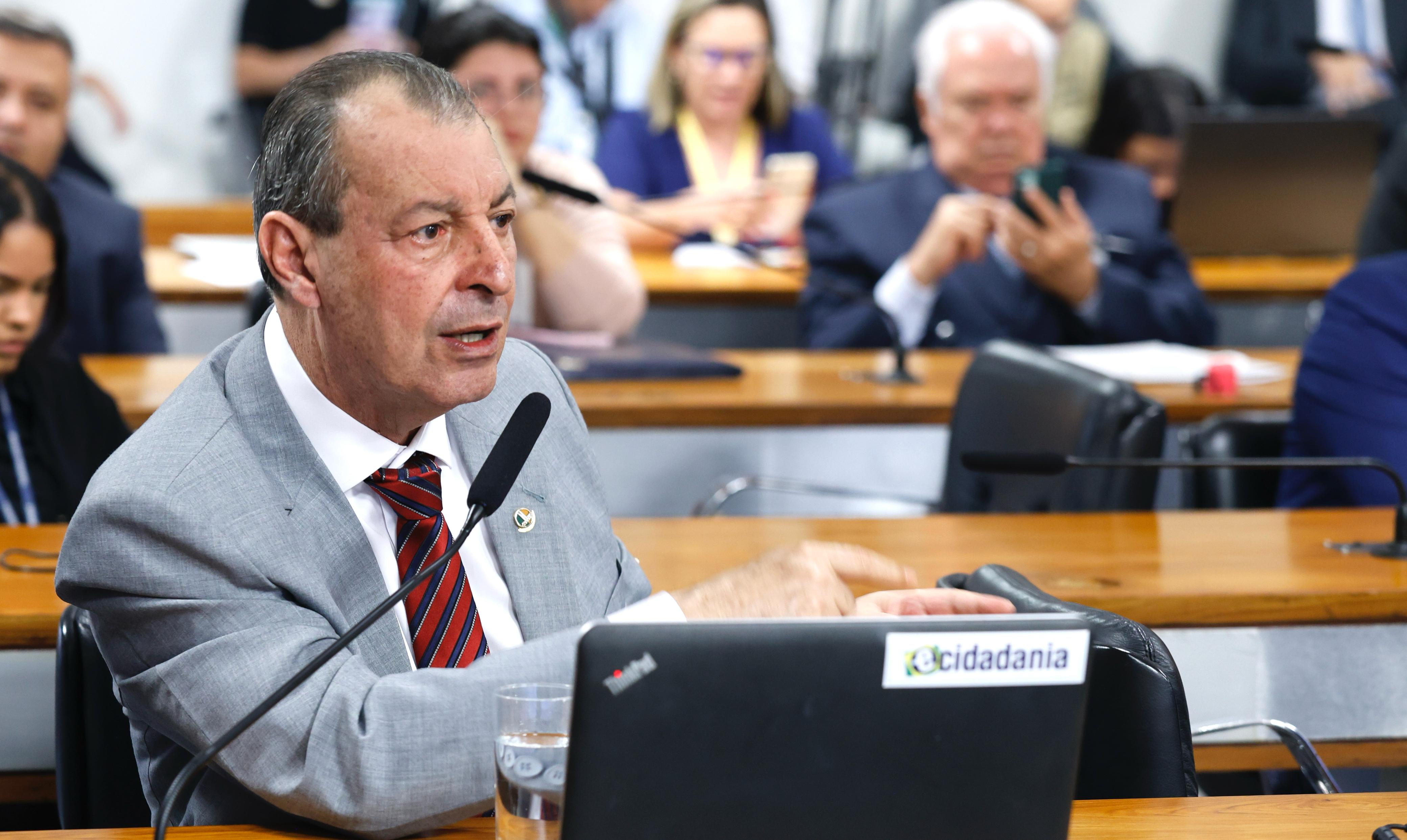 Omar defende ministra da Saúde e ataca negacionistas