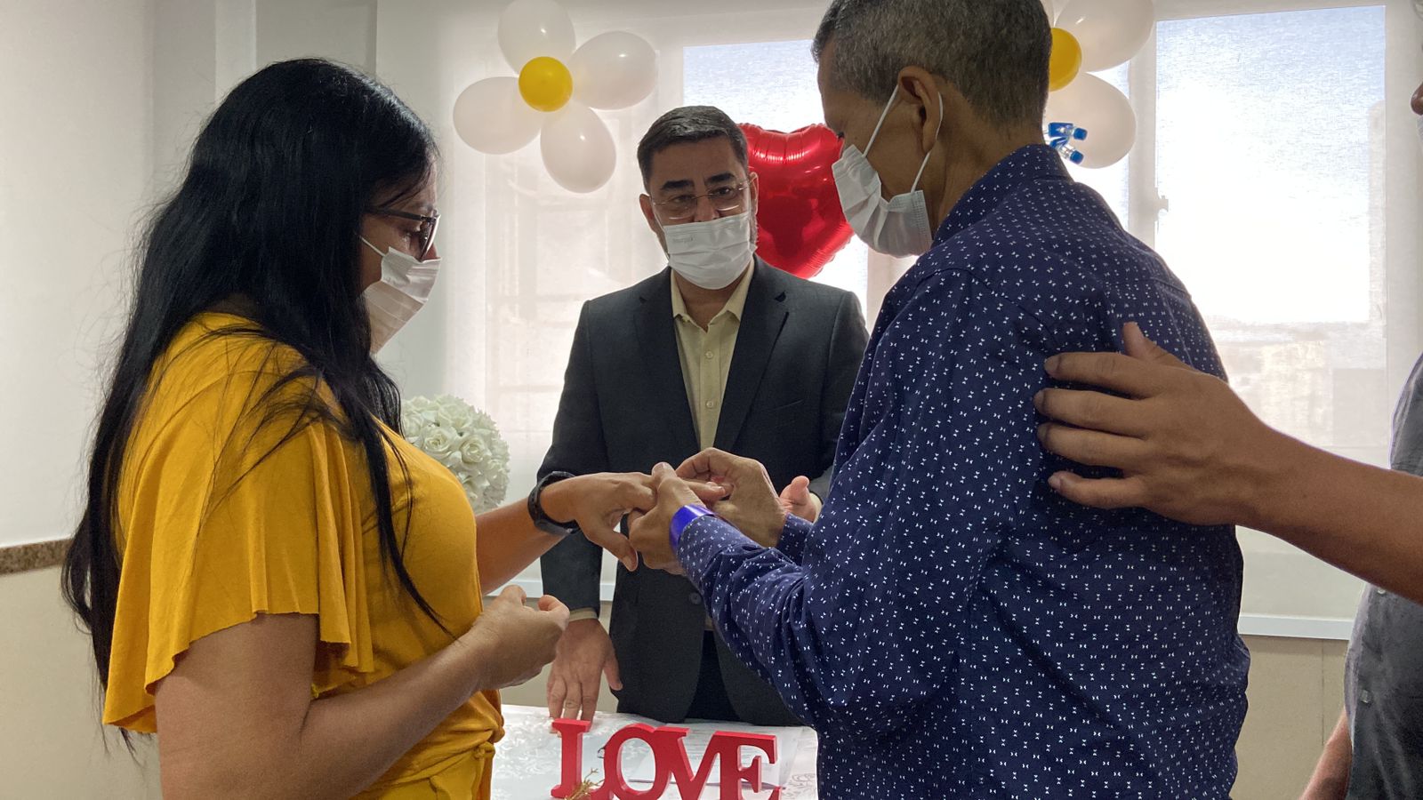 Paciente oncológico realiza sonho e se casa em hospital de Manaus