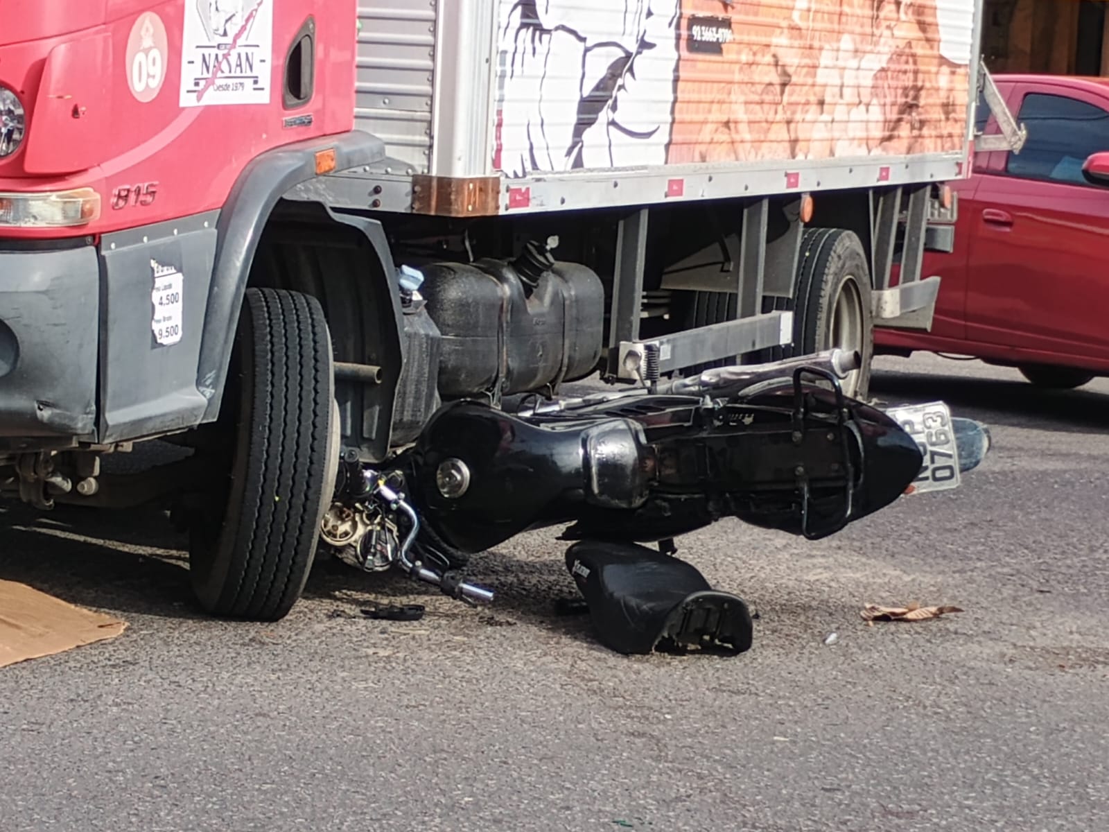 Homem tem fratura exposta após colidir com caminhão no Jorge Teixeira