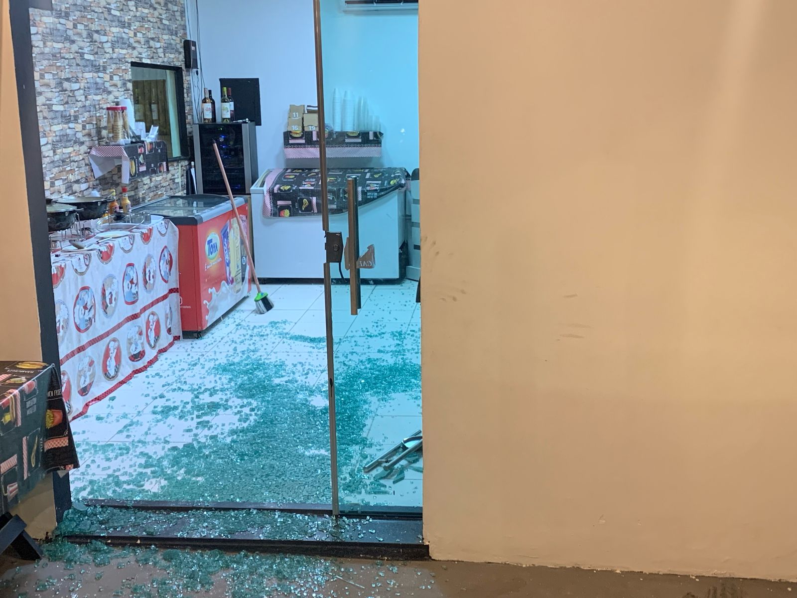 Homem é perseguido por dupla e morto dentro de pizzaria em Manaus