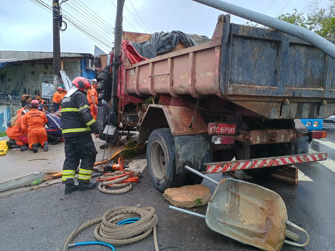 Motorista que pulou de caçamba durante acidente na Avenida das Torres morre em hospital 