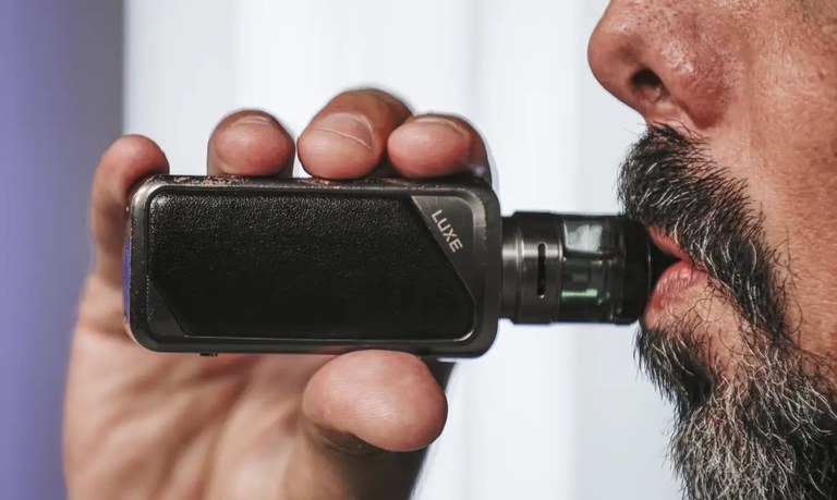 Anvisa atualiza regulação e mantém proibição de cigarros eletrônicos no Brasil