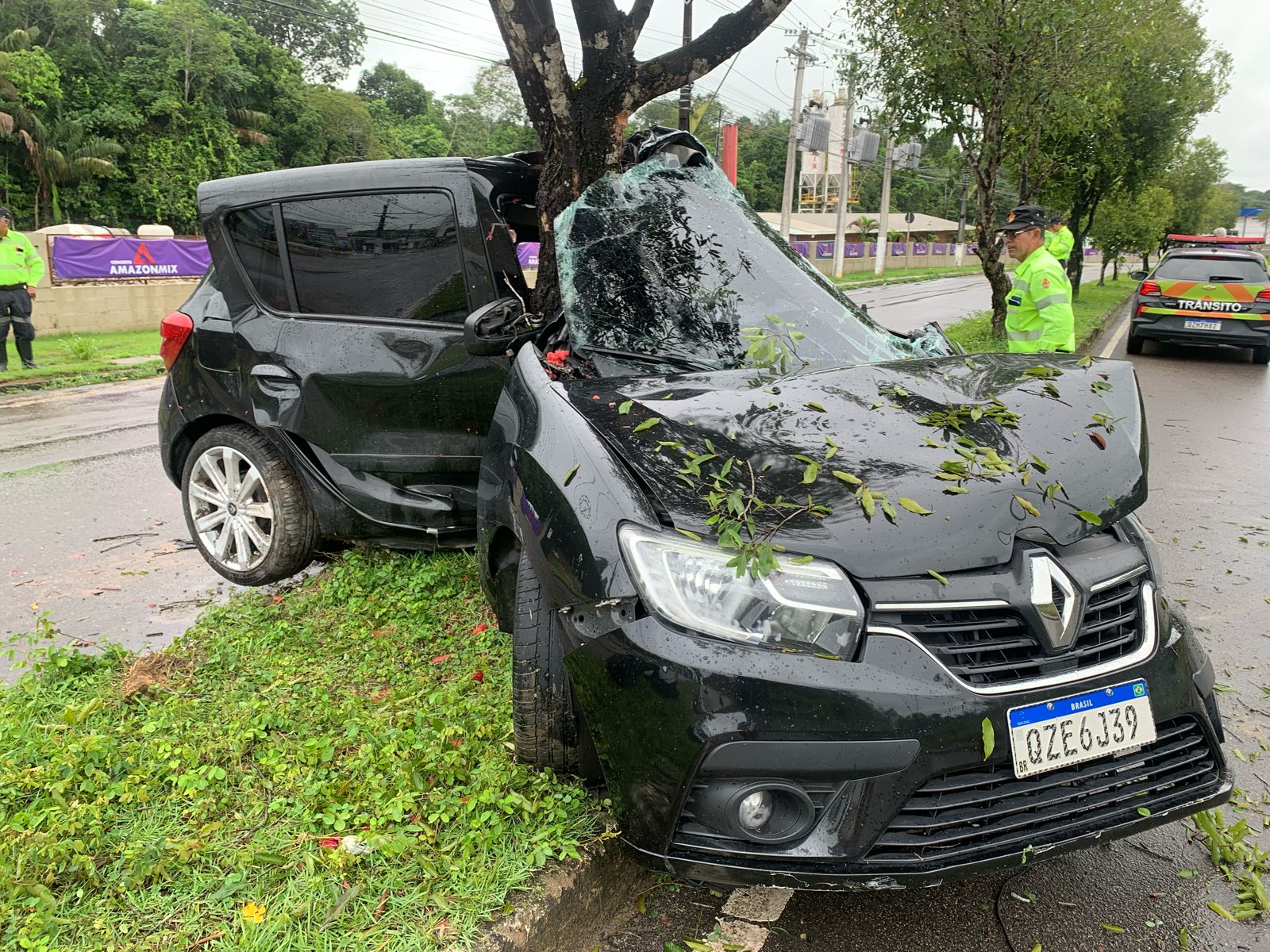 Casal fica preso às ferragens após carro rachar ao meio em acidente no Tarumã