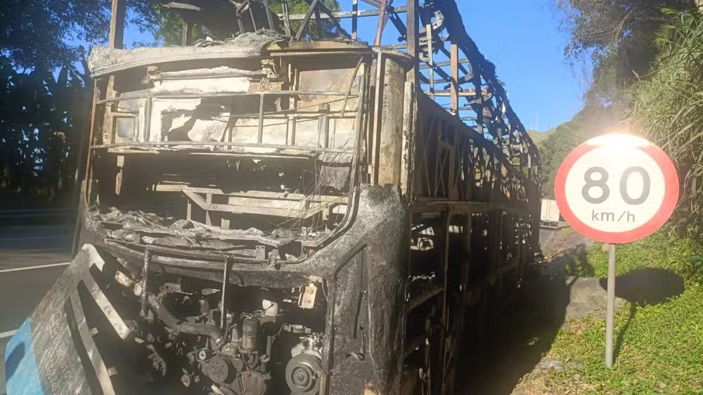 Passageiro fuma escondido e provoca incêndio em ônibus durante viagem