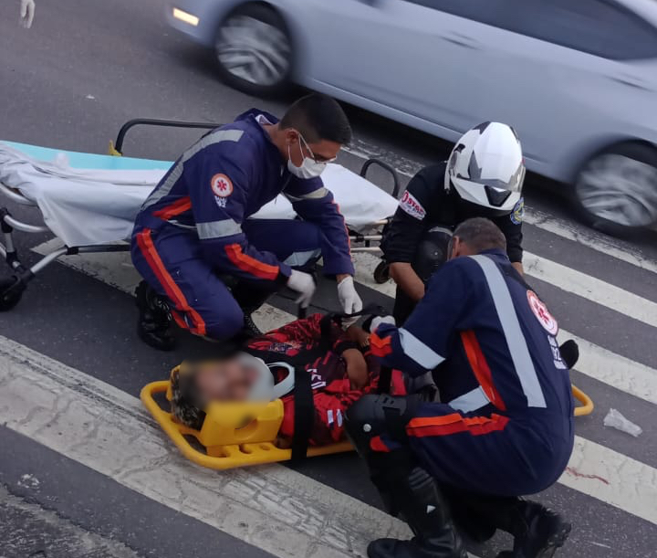 Motociclistas ficam gravemente feridos em acidente na Avenida das Flores