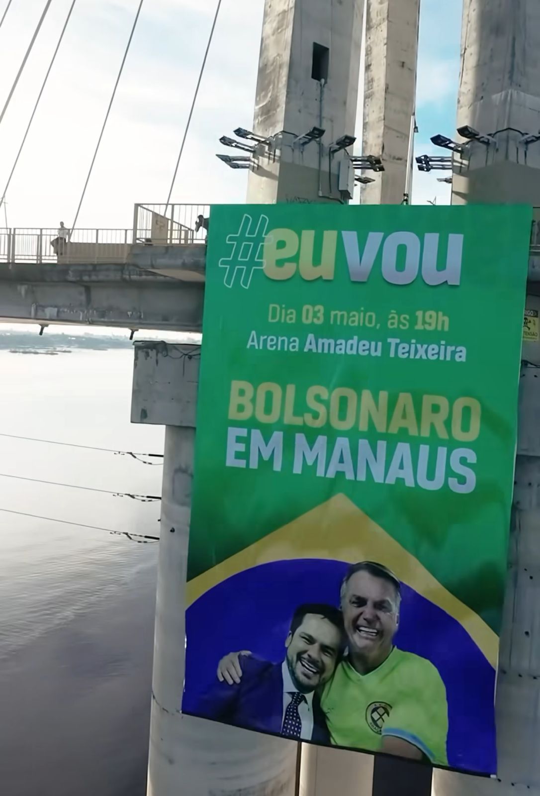 Banner não autorizado com imagem de Bolsonaro e Alberto Neto é retirado de ponte em Manaus