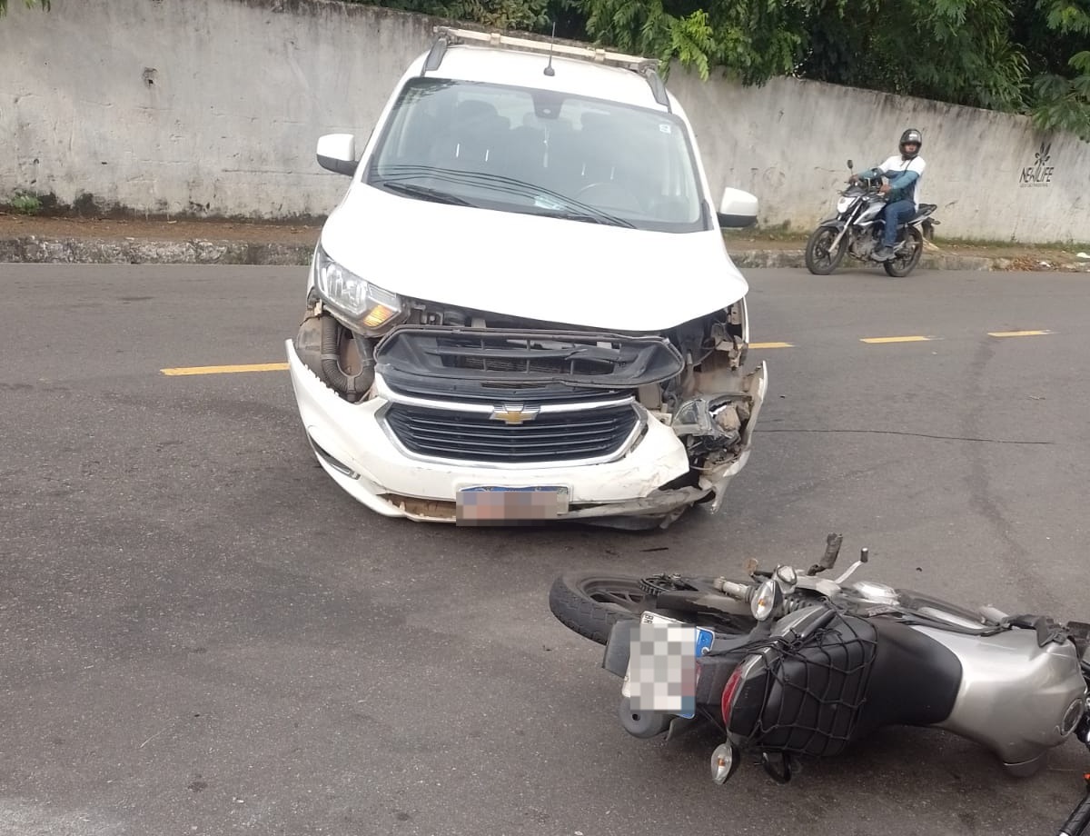 Táxi atinge motociclista em acidente e avenida fica interditada no Parque 10