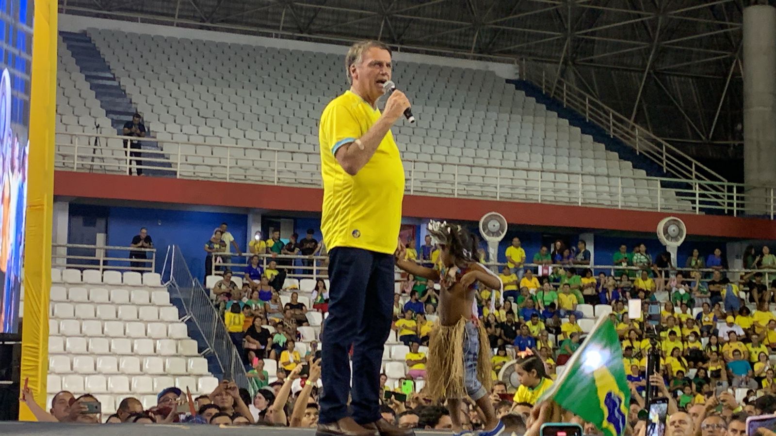 Bolsonaro volta a ser internado em hospital de Manaus