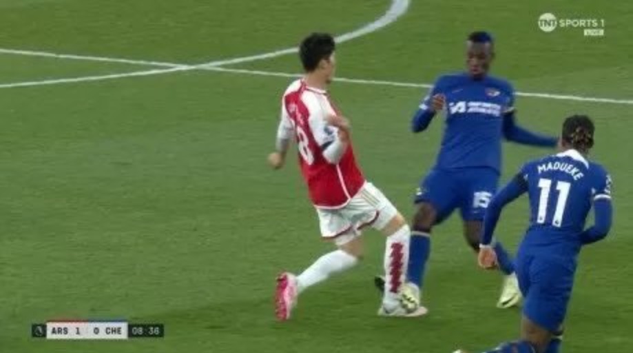 Arsenal vence Bournemouth e mantém liderança na Premier League