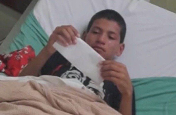 Menino é mordido por jacaré após cair em córrego ao correr atrás de pipa 