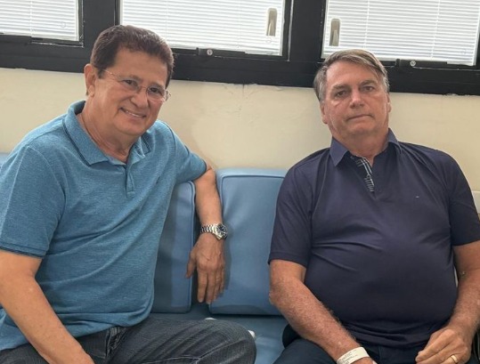 Bolsonaro deixa hospital em Manaus e segue para São Paulo
