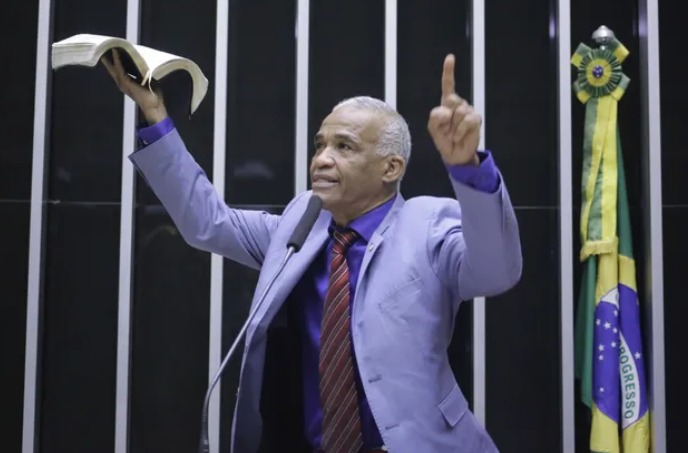 Deputado quer proibir encenação de sexo em shows após performance de Madonna