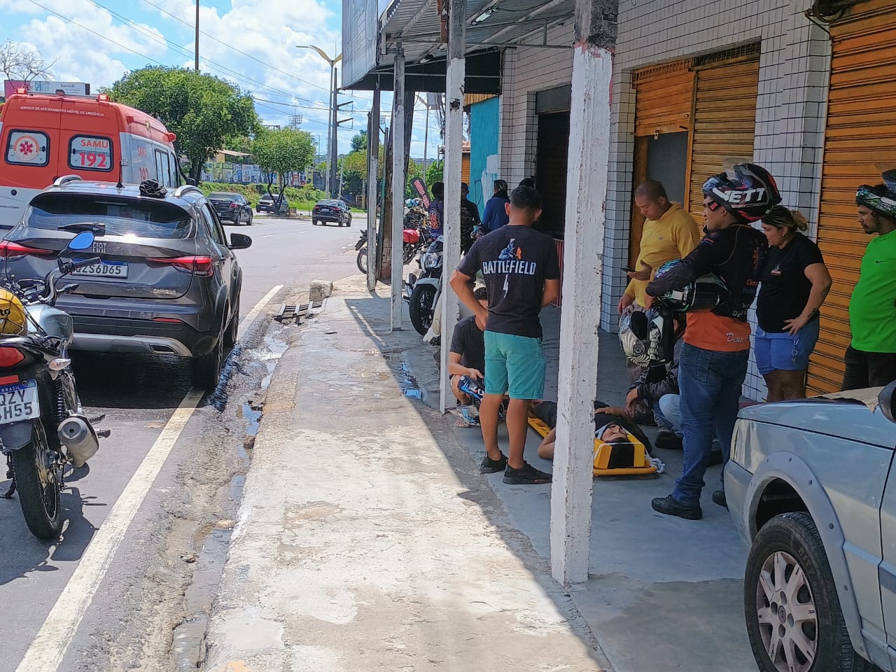 Carro atropela motociclista ao tentar desviar de buraco na Av. Cosme Ferreira