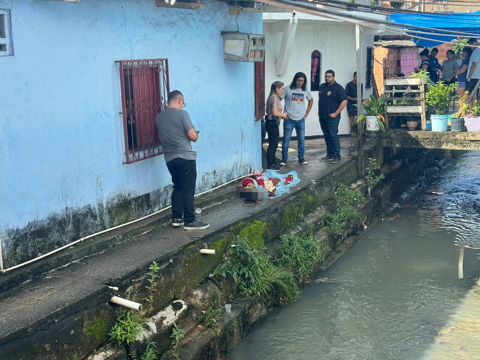 Homem cai em igarapé após ser assassinado a tiros na Compensa