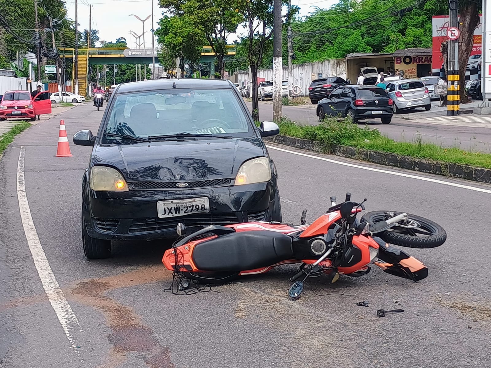 Mulher fica ferida em acidente entre carro e motocicleta no Aleixo