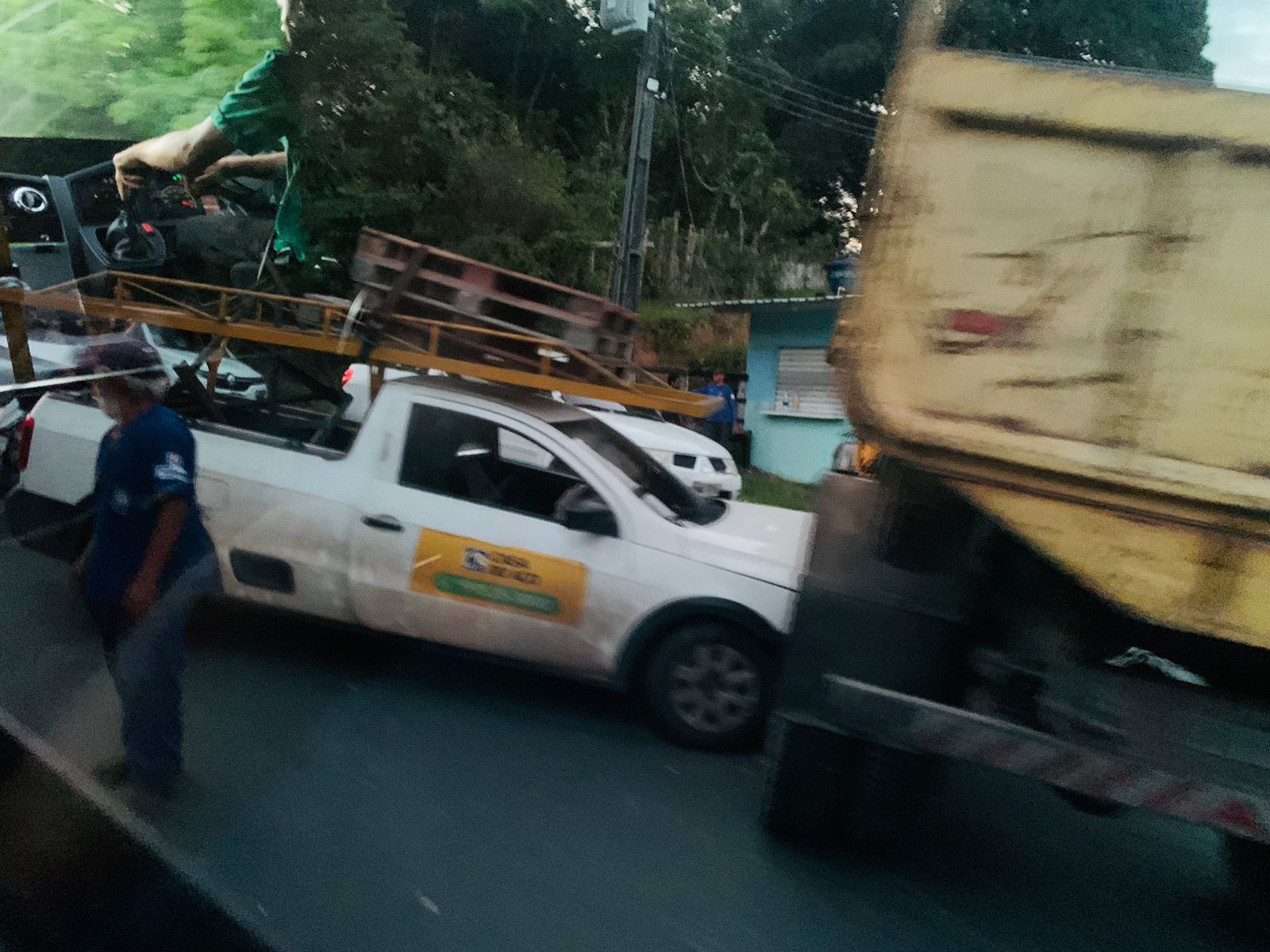 Motorista perde controle de caçamba e quase destrói carro em acidente na Zona Leste
