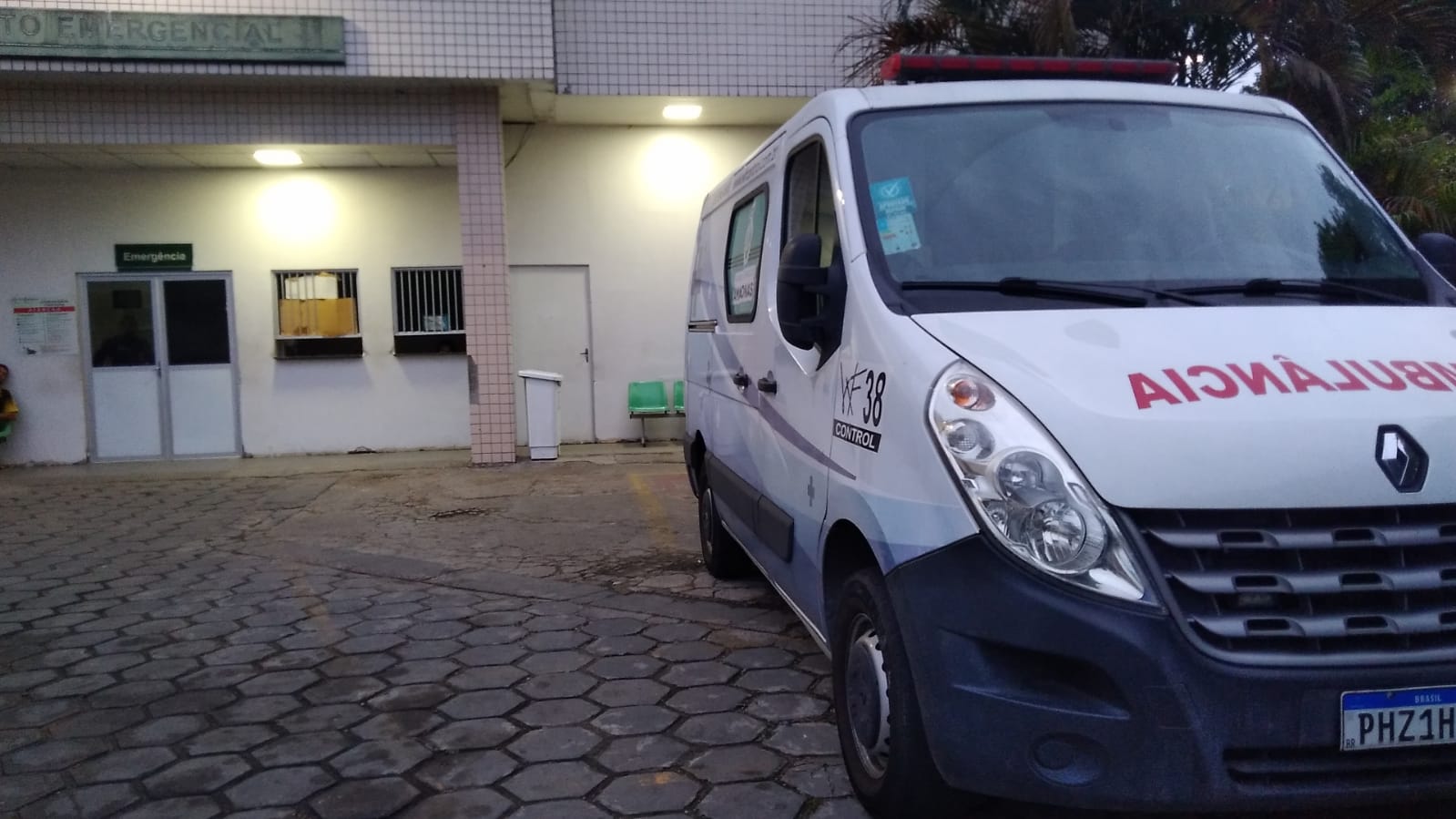 Motociclista é arremessado durante acidente em Manaus; vítima está em estado grave