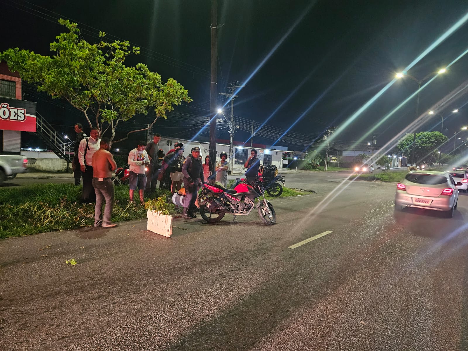 Atropelamento deixa dois homens gravemente feridos em avenida de Manaus