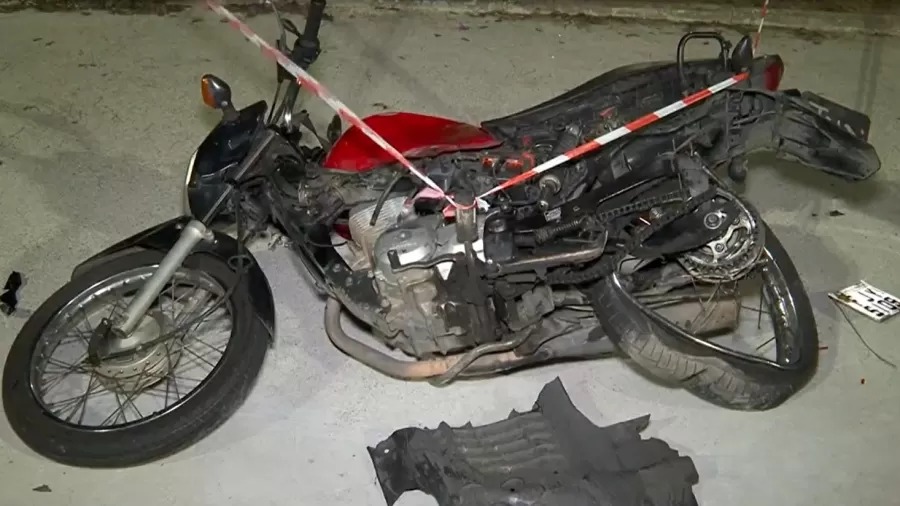 Carro de luxo decepa perna de mulher em moto por app durante racha; motorista fugiu
