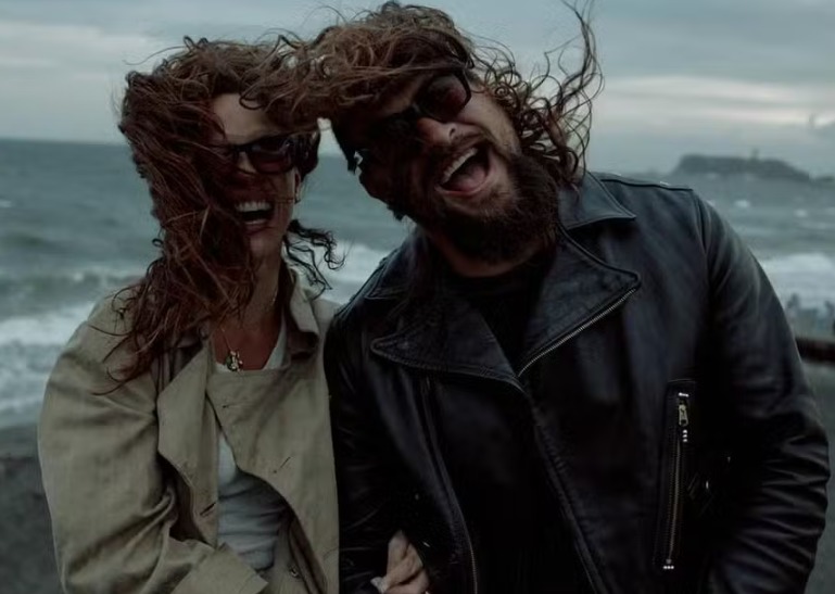 Jason Momoa assume namoro com atriz 12 anos mais nova 