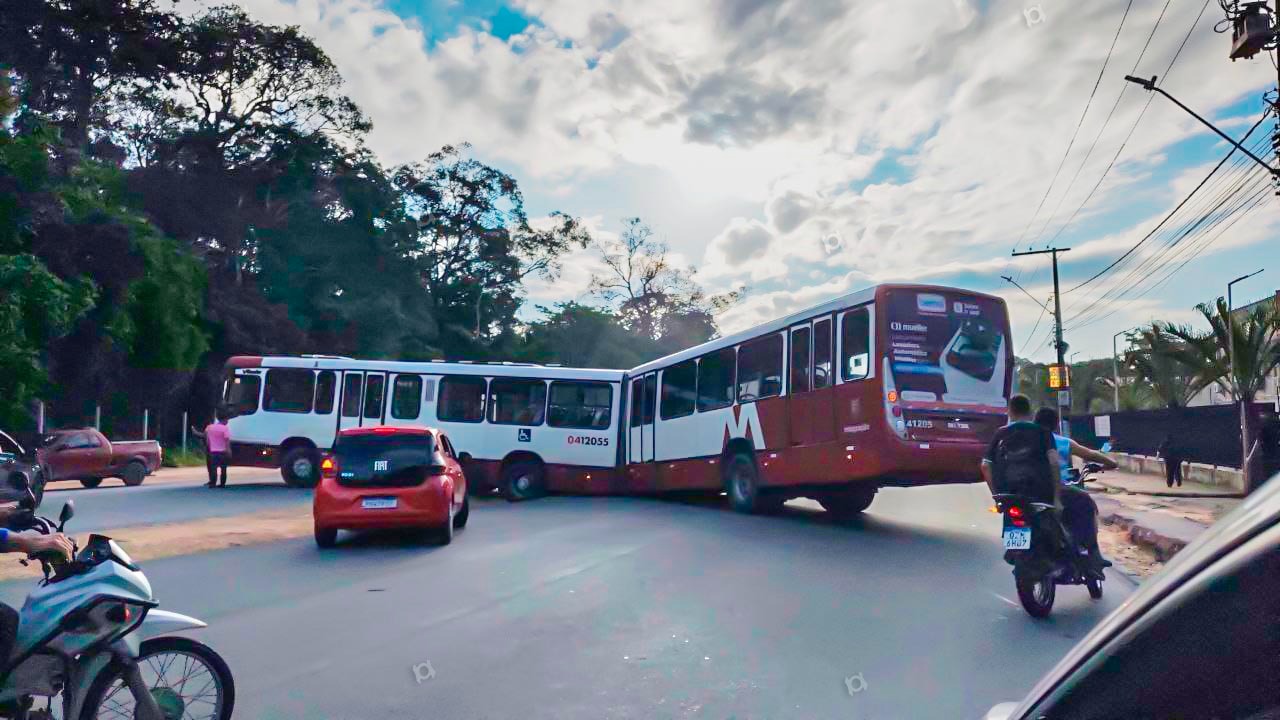 Ônibus fica atravessado em avenida ao quebrar durante manobra irregular em Manaus