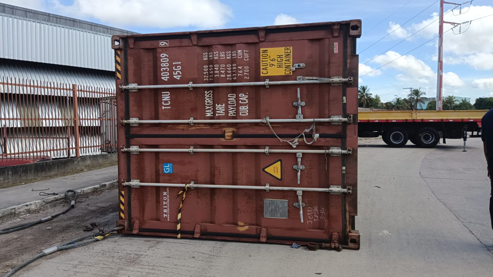 Contêiner despenca de carreta durante curva em avenida no Distrito Industrial