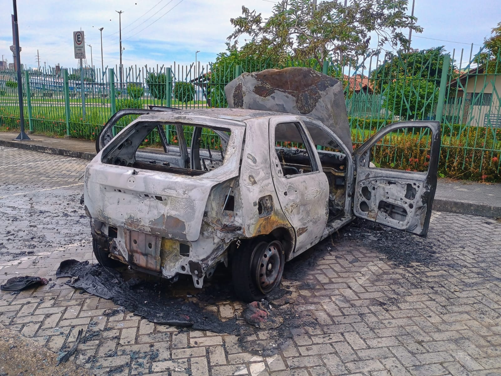 Mulheres descem de carro antes do veículo ser consumido por fogo em Manaus
