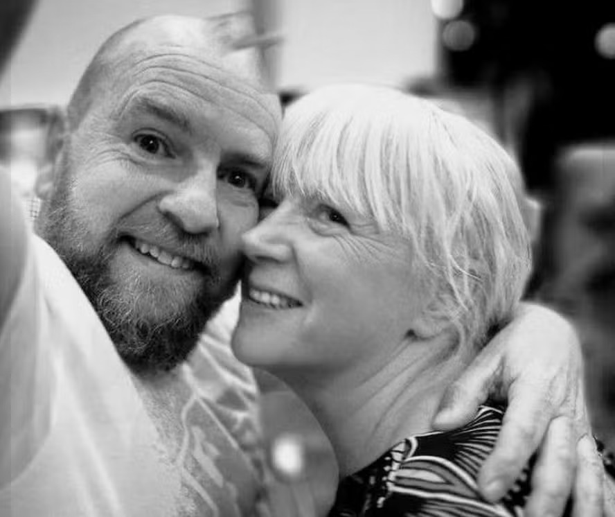  Mulher tem orgasmo intenso com o marido no banho e acaba perdendo a memória