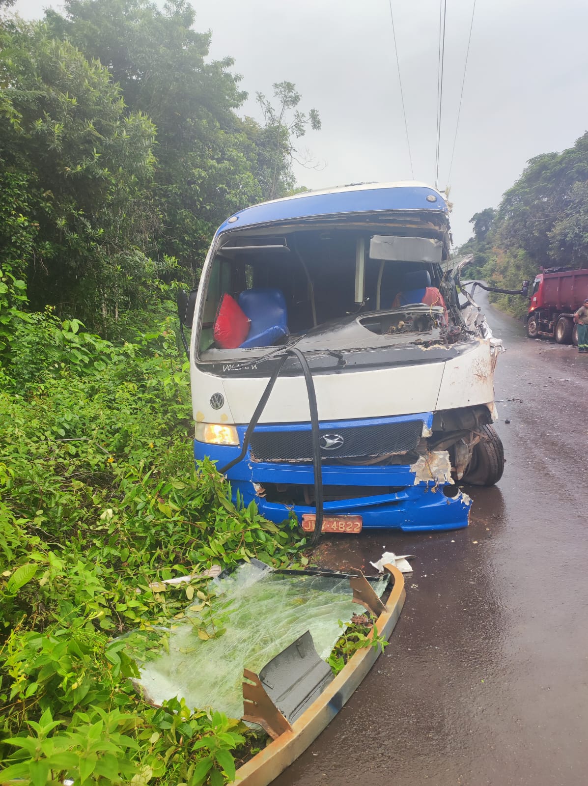 Caçamba de lixo deslizou na ladeira antes de acidente com micro-ônibus escolar em Iranduba
