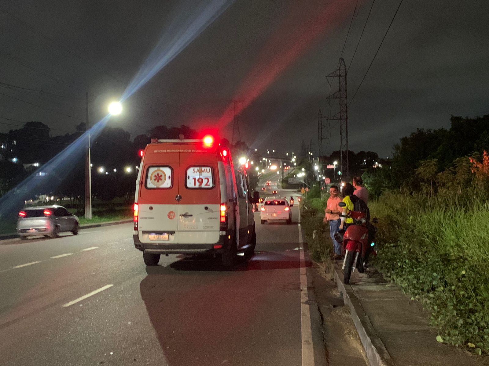 Duas pessoas ficam feridas em acidente entre motocicletas na Avenida das Flores