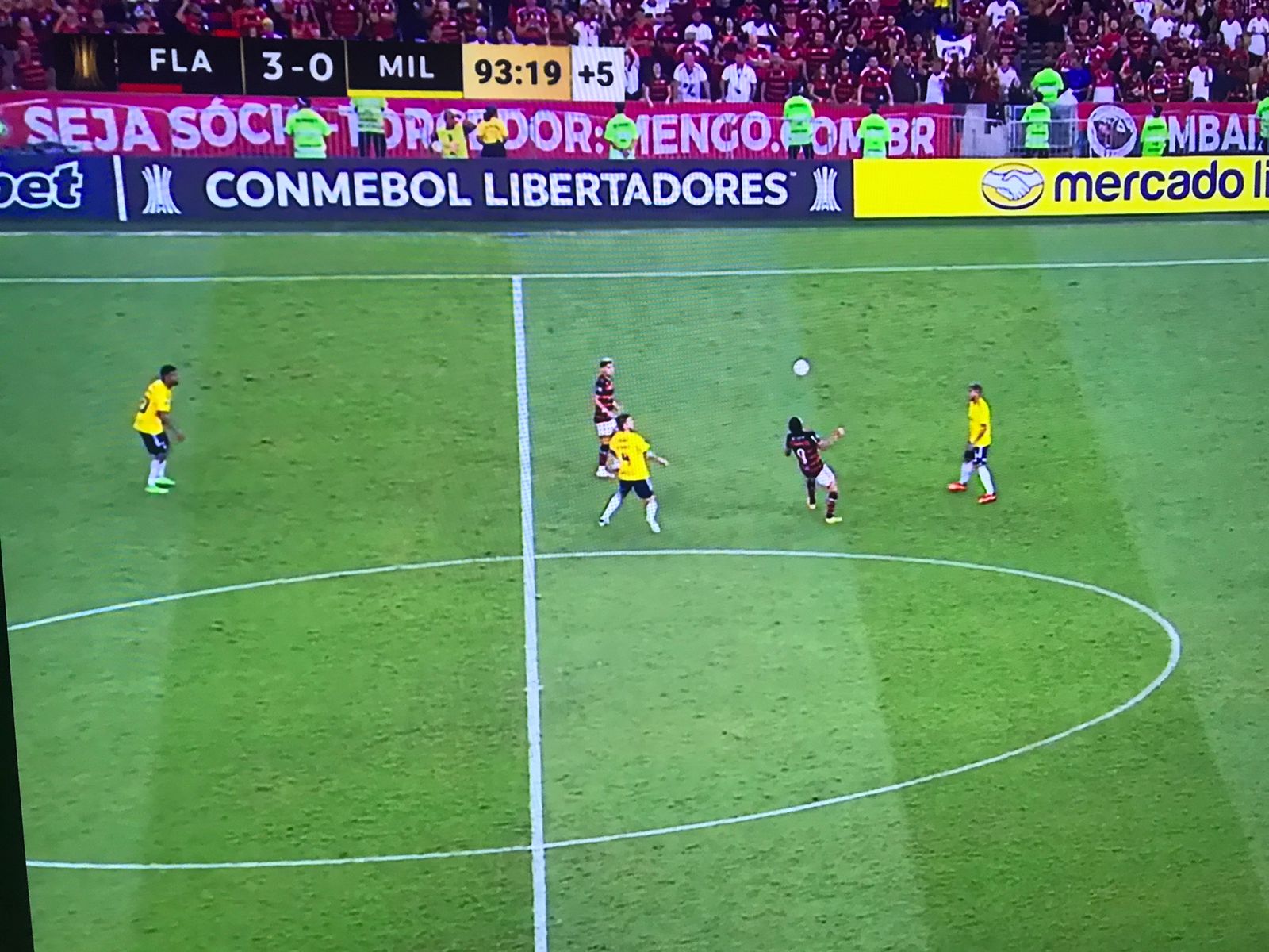 Flamengo vence Millonarios por 3 a 0 no Maracanã e segue às oitavas da Libertadores