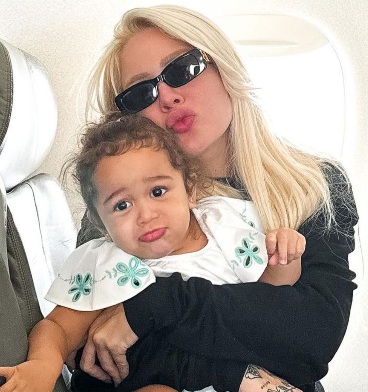 Em novo vídeo, babá diz que Karoline é mãe ausente e expõe 'esquema' da influencer