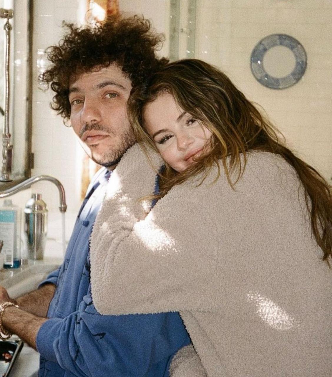 Selena Gomez revela que planejava adotar criança antes de conhecer Benny Blanco